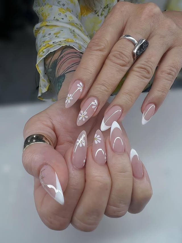 Daisy nail art at Binhs Nail Meadowlark